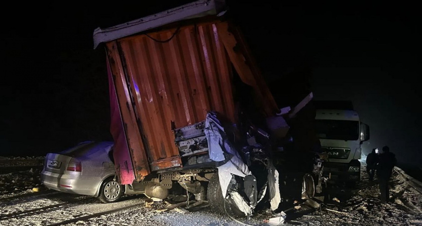 В Вологодской области столкнулись три фуры и "Шкода"