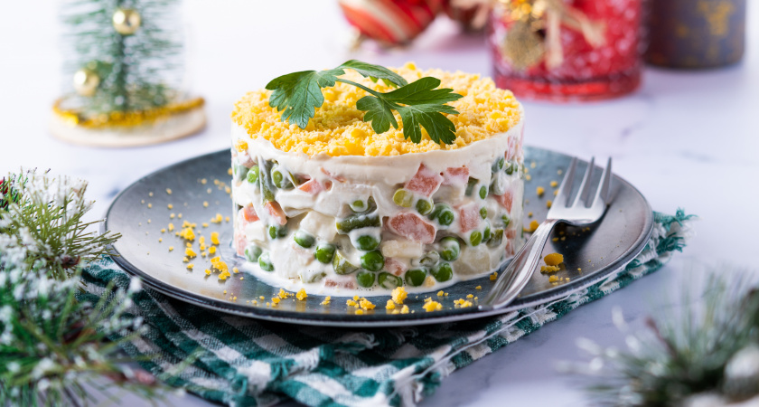 Экономный праздничный стол на Новый год из 5 блюд на 4 человек за 2 тысячи рублей: хозяйка привела расчет и рецепт угощений