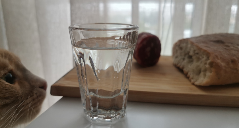 Таксист из Вологодской области продал покупателю бутылку водки с доставкой на дом