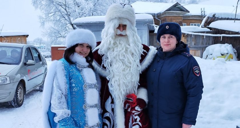 В Вологодской области полицейский Дед Мороз навестил ребенка из нуждающейся семьи