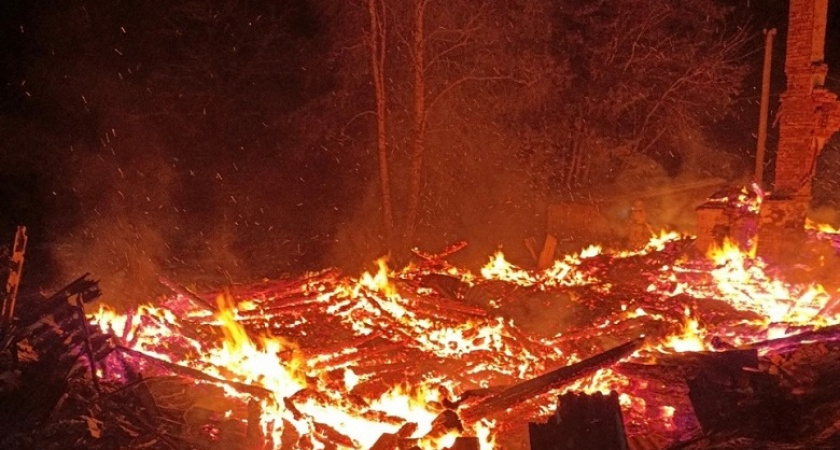 В Вологодской области полностью сгорел 100-летний деревянный дом