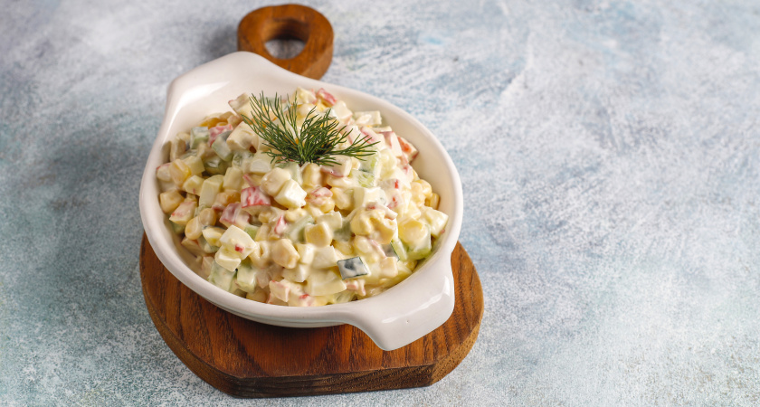 Настоящий крабовый салат по-советски: секрет традиционного рецепта без риса, но с особым овощем