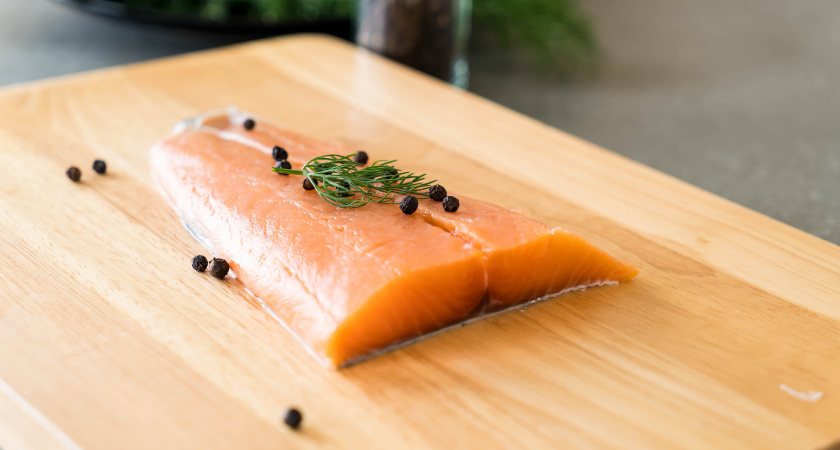 Гости уговаривают поделиться этим рецептом: лучший способ засолить горбушу – очень вкусно и быстро