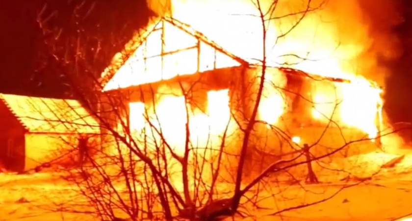 Мать и трое детей эвакуировались из горящего дома в Вологодской области 