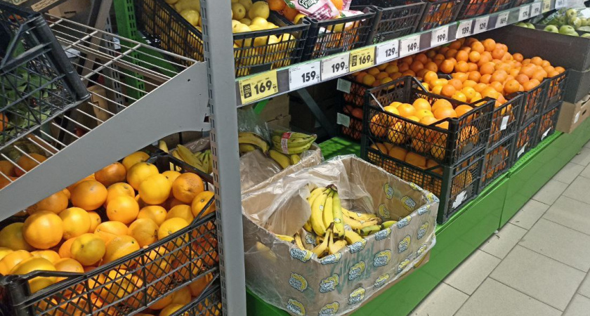 Для чего продавцы из "Магнита" и "Пятерочки" забирают себе маленькие белые пакетики из ящиков с бананами