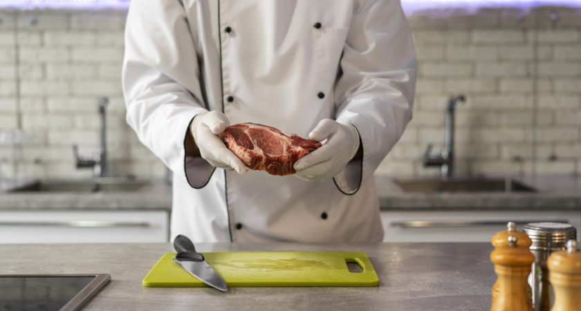 Надо ли сливать «первую воду» при варке мяса: опытный шеф-повар поставил точку в вопросе