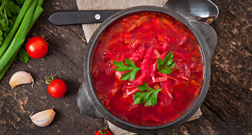 Как варят настоящий борщ, а не суп со свеклой: нашла рецепт в книге 1952 года. Есть две тонкости: от них зависит вкус и рубиновый цвет