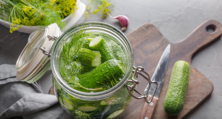 Эти маринованные огурцы закатываю по 50 банок: и все равно не хватает на зиму — получаются вкусными и очень хрустящими