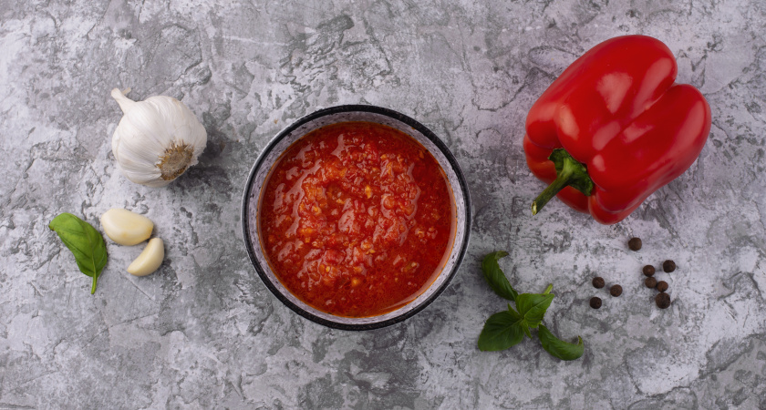 Аджика, от которой все сходят с ума: секретный рецепт с кабачками, яблоками и жгучим перцем в одной банке