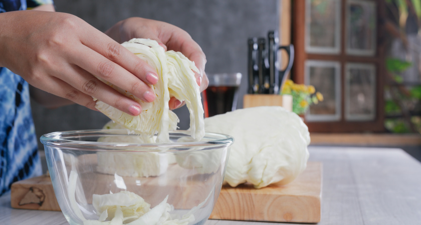 Капусту квашу только в эти дни января: получается сочная и хрустящая - лучший семейный рецепт