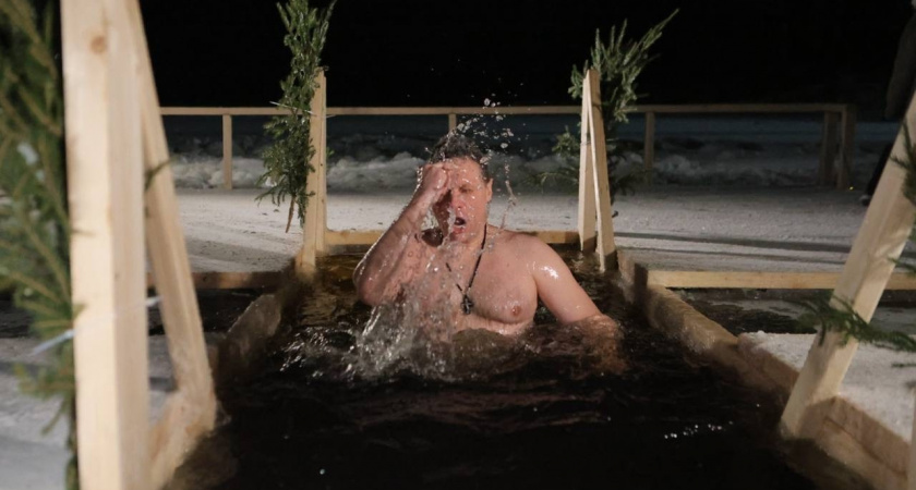 Губернатор Вологодской области окунулся на Крещение в иордань в Ферапонтово