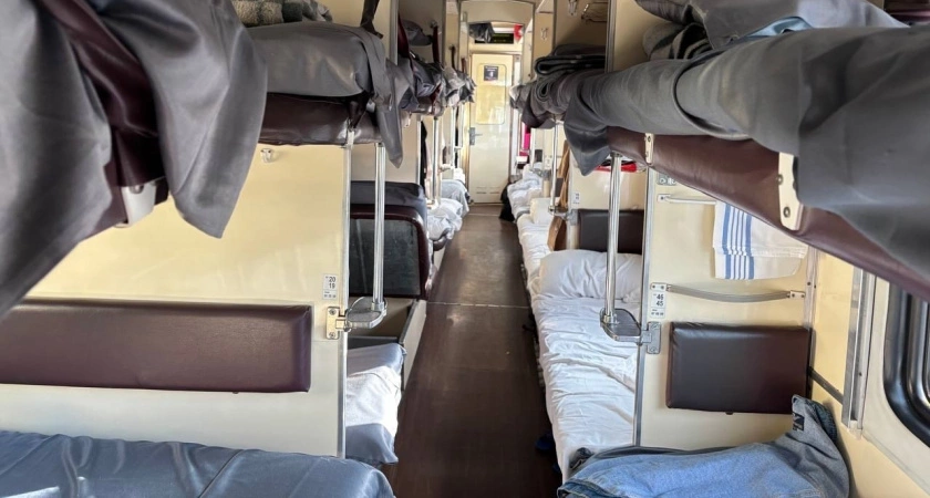 Уступил нижнюю полку нахальной соседке - и сразу вернул ее на верхнюю, когда та не пустила меня к столу