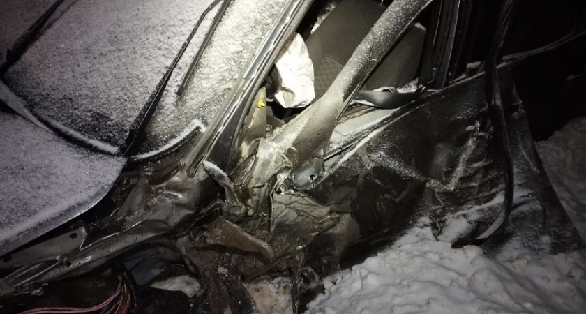 Два человека пострадали в столкновении "Лады" и "КамАЗа" в Вологодской области