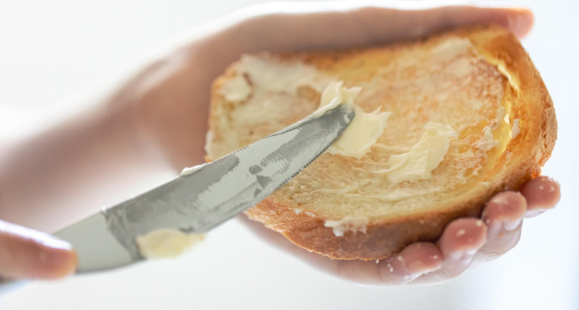 Гадость в эффектных брикетах: Роскачество предупредило о марках сливочного масла, которые лучше не брать