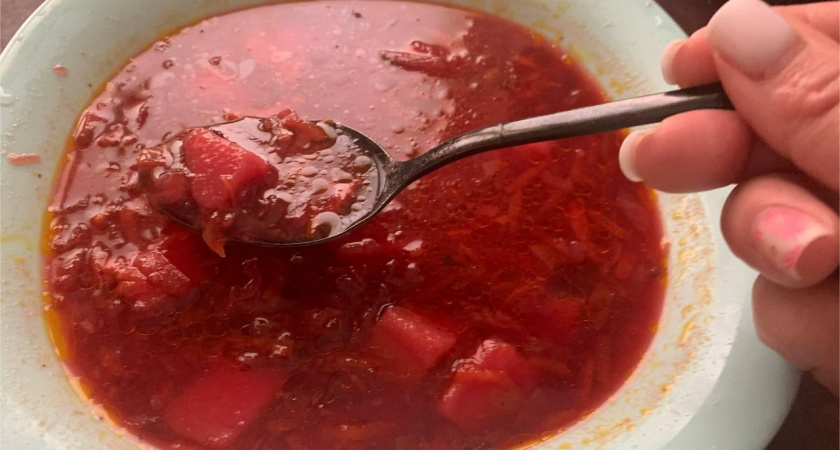 Как приготовить настоящий борщ, а не суп со свеклой: нашла рецепт в книге 1952 года. Есть 2 тонкости: от них зависит вкус и рубиновый цвет