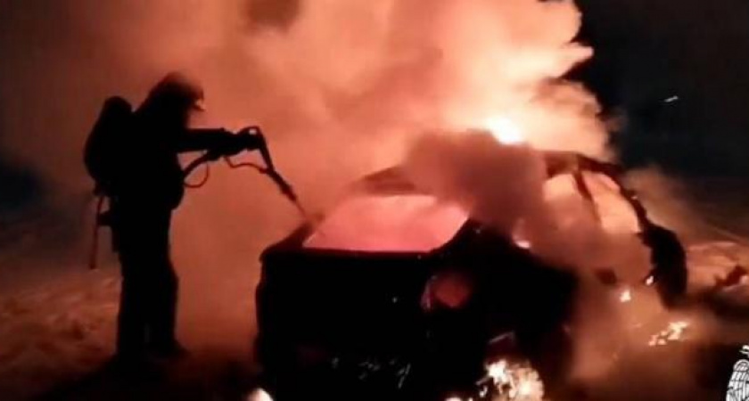Пожарный расчёт потушил автомобиль на льду реки Вологды