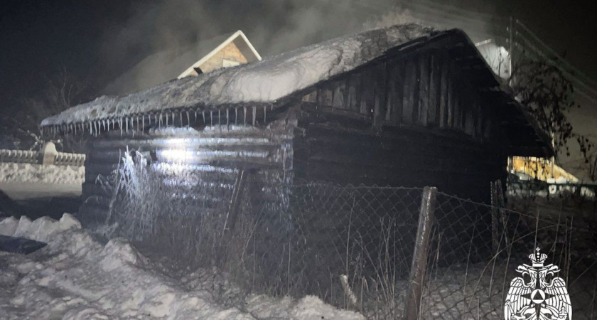 Житель Вологодской области успел спасти машину из горящего гаража, но постройка сгорела