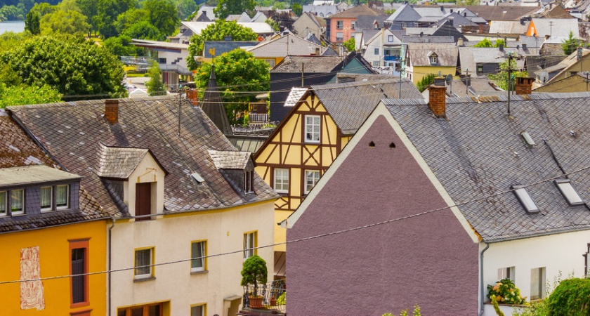 Немцы строили фахверк без единого гвоздя, цветом показывали профессию, а мы думаем, что это просто «дом красивый в полосочку»