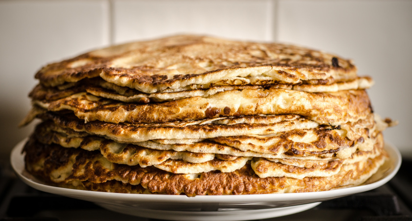 Просто добавьте кипяток: такие блины получаются идеальными - ажурные, мягкие и невероятно вкусные