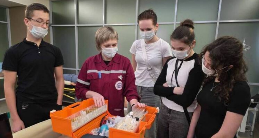 В Вологде школьники примерили на себя роль врачей скорой помощи