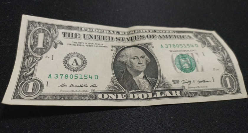 Российские банки массово отвергают наличные доллары от граждан: главные причины