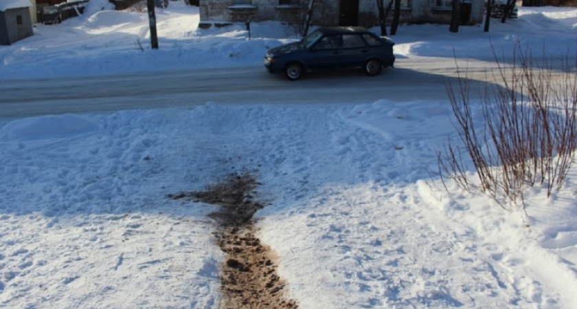 ГИБДД Вологодской области ликвидирует опасные ледяные горки у дорог