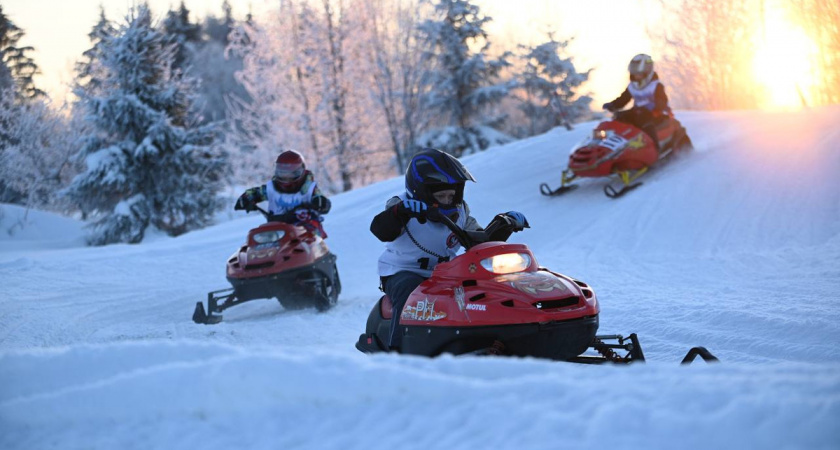 В Вологодской области прошли массовые гонки на снегоходах и мотоциклах