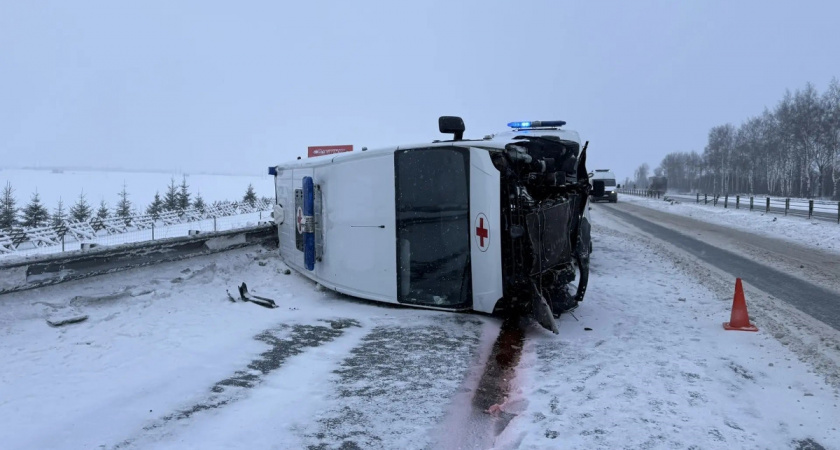 Под Вологдой скорая помощь попала в аварию и перевернулась