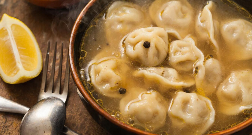 Не «лаврушка» и не укроп: что добавить в бульон для пельменей — вкус как в элитном 5-звёздочном ресторане