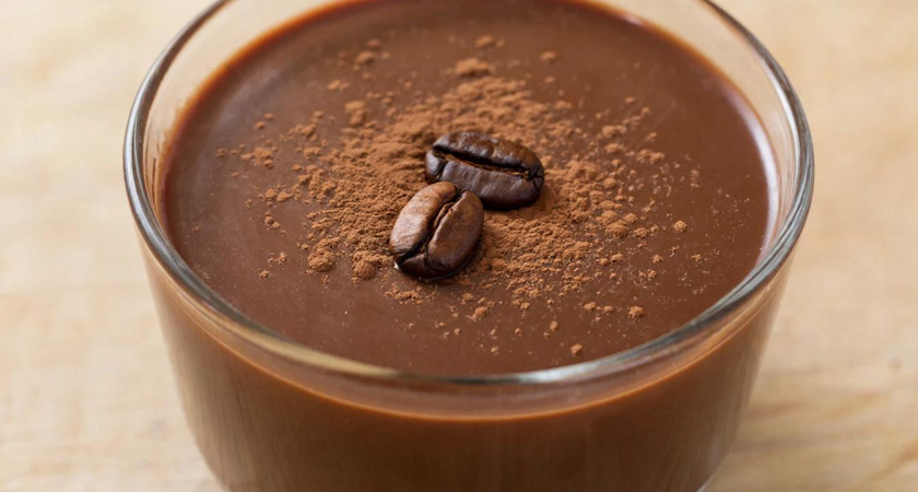 Беру банку растворимого кофе и мешаю с молоком: готов восхитительный крем для десерта за пару минут