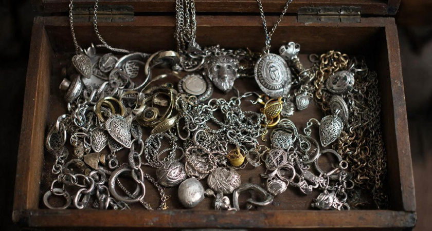 Устаревшие бабушкины броши назвали модным украшением: как же отличить тренд