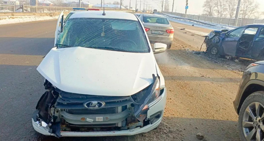 Выезд на встречную полосу в Вологде закончился больницей для двух человек