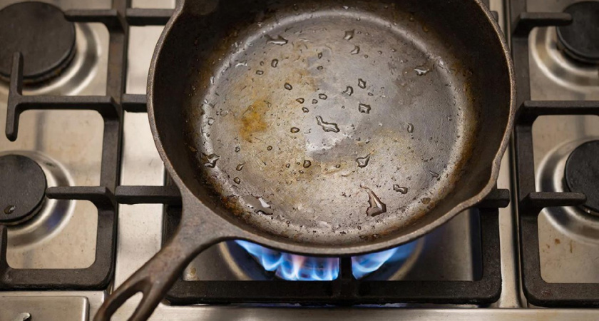 Кладу сковороду в полиэтиленовый пакет, и нагар отлетает вмиг - любуюсь своим же отражением