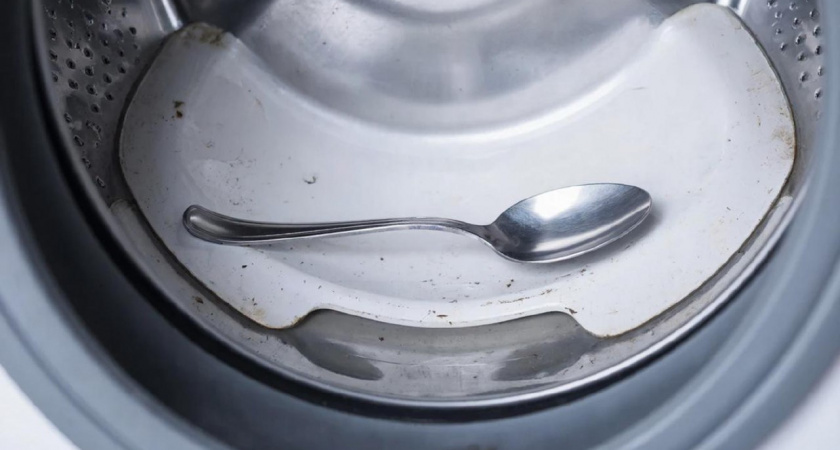 Всегда кладу столовую ложку в барабан стиралки - теперь стирка намного чище, а полотенца мягкие, пушистые, как новые