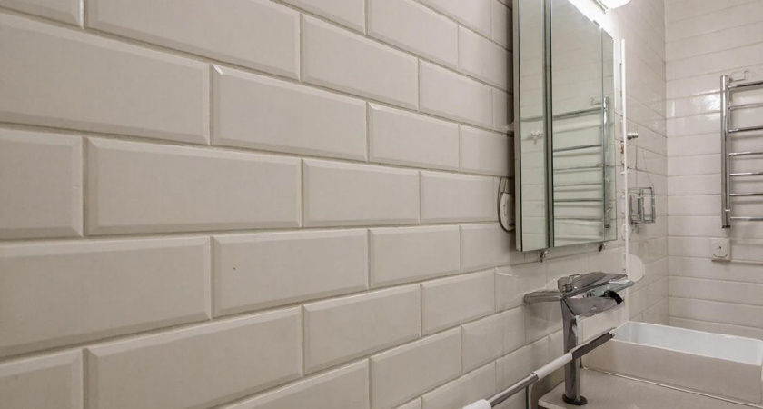 Зачем тратиться на кафель в ванную, если можно сделать иначе? Альтернатива, которая реально дешевле и удобнее