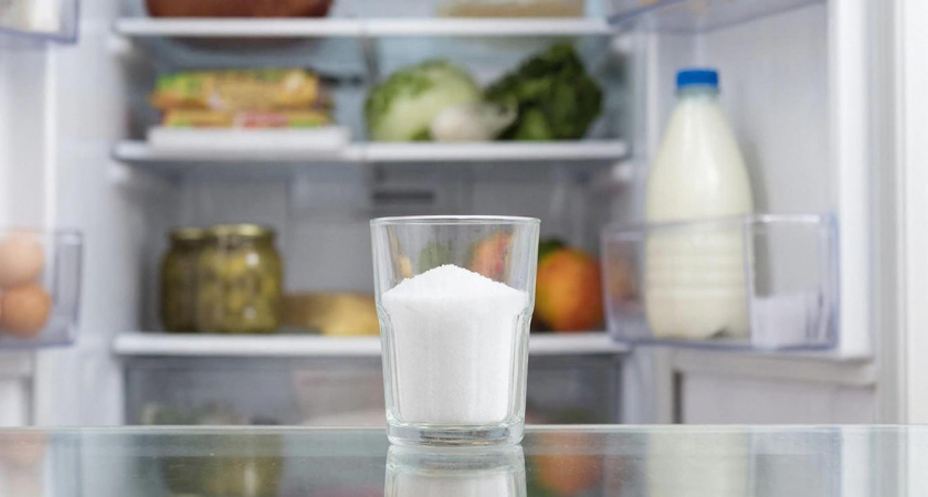 Стакан с солью в холодильник - и проблем больше нет: гениальный лайфхак для тех, кто ценит простоту