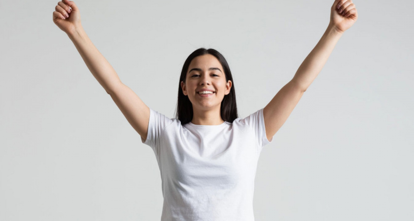 Добавляю пару таблеток от запаха и желтых разводов под мышками — белые футболки сияют, будто только из магазина