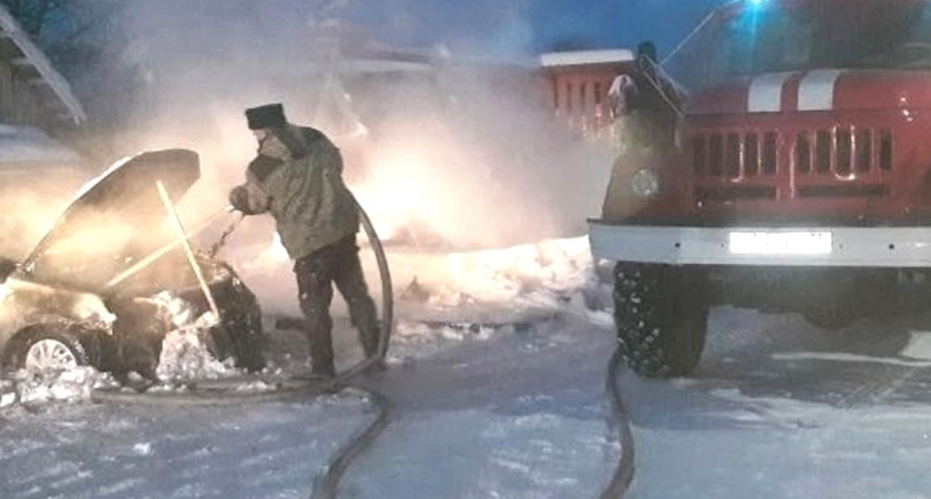 В Вологодской области добровольные пожарные спасли автомобиль своего земляка