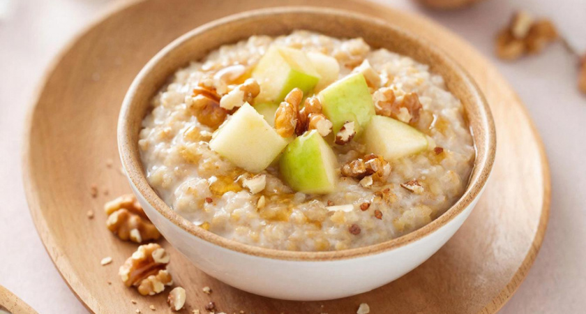 Готовлю “Завтрак Клеопатры” каждое утро: овсянка с яблоком и орехами вместо булочек