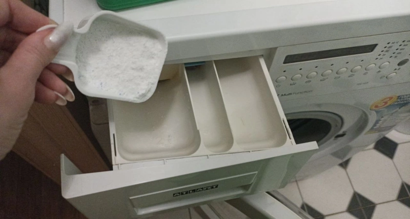 Стакан при стирке - и вещи кипенно-белые: заливаем в стиральную машинку вместе с порошком
