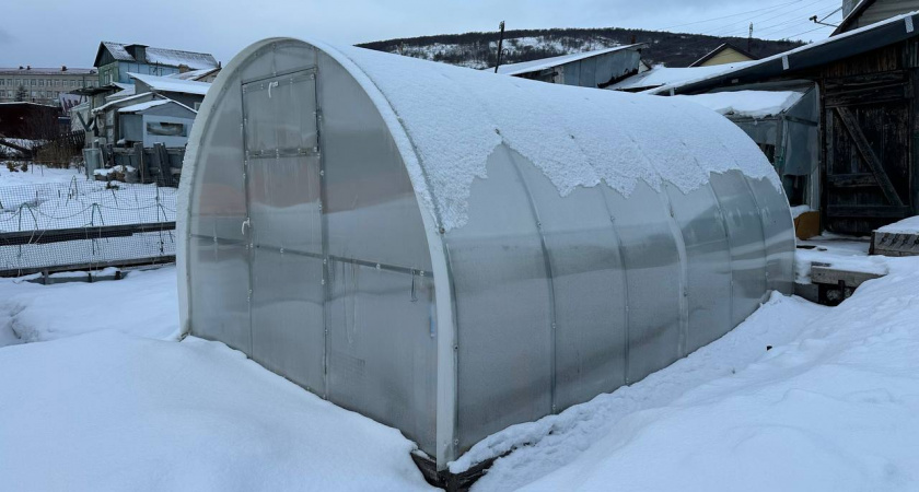 Ещё эффективнее золы и перегноя: бросьте одну щепотку на промёрзшие грядки — и самая твёрдая почва станет рыхлой, как тесто для пирога