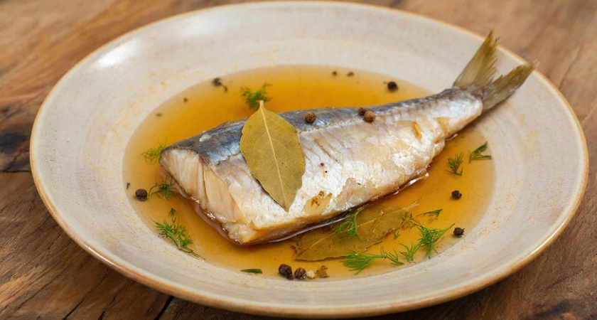 Замачиваю рыбу в простом рассоле перед обжариванием: вкус – как в дорогом ресторане, и ни намека на запах