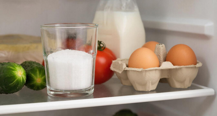 Стакан с солью в холодильник - и проблем больше нет: классный и простой лайфхак для занятых хозяек