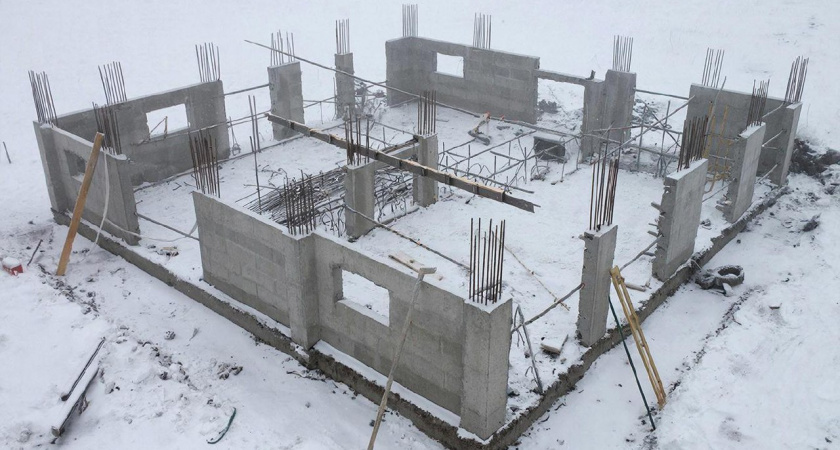 Залейте не камни, а утеплитель: отмостка с «пенным» материалом — и фундамент точно больше не мерзнет