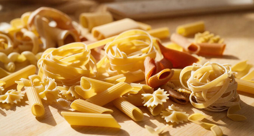 Сначала обжаривают, затем варят: почему повара поджаривают макароны перед кипячением — так гарнир готовится легче