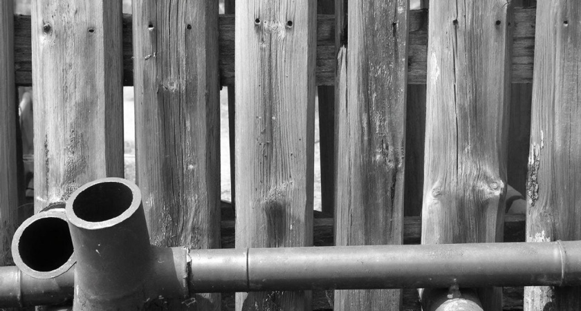 Столбы для забора из труб канализации: довольно быстро и без пучения на 50 лет