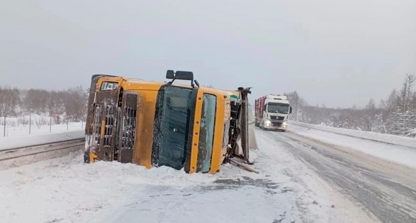 В Вологодской области водитель иномарки попал в больницу после того, как его грузовик перевернулся на трассе