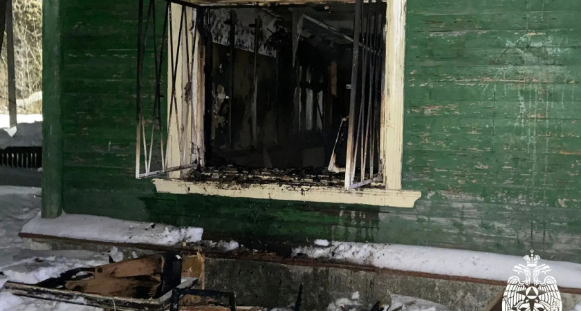 Спасатели вывели четырех человек из огня в многоэтажке в Вологде