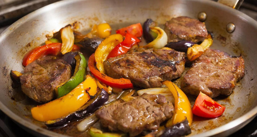 Не обжарите — не потушите: зачем обжаривать мясо перед тушением и как это правильно делать