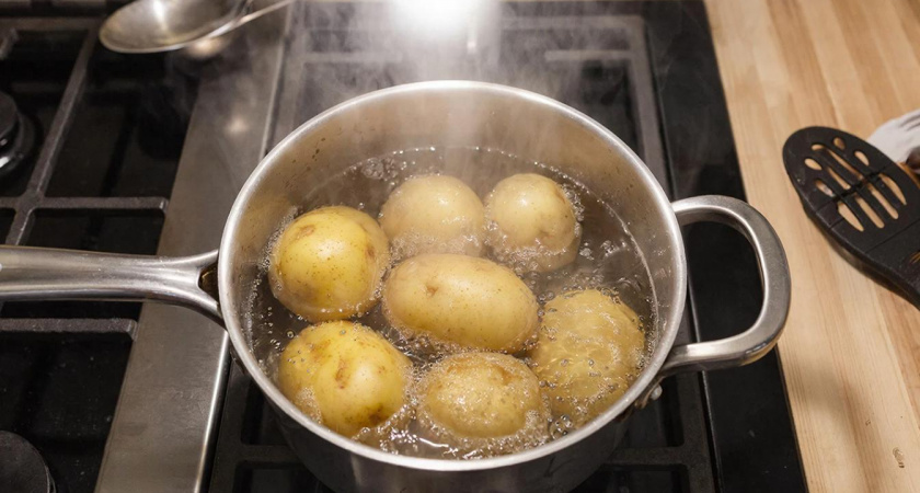 Сохраните воду от вареного картофеля: это ценная жидкость, которая у хозяек должна быть на вес золота